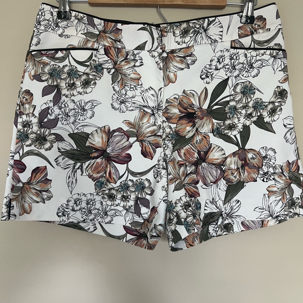 White House Black Market 5” Short floral size 8